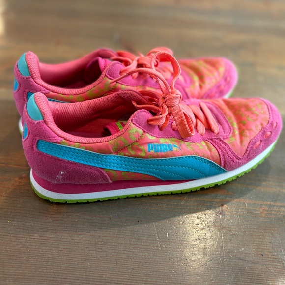 Girls Puma Sneakers - Picture 1 of 4
